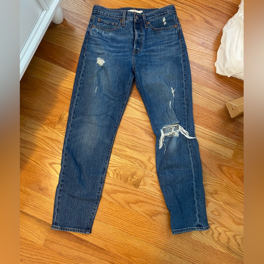 Levi’s knee rip blue jeans
